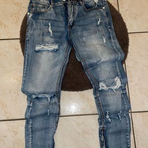 Distressed skinny jeans